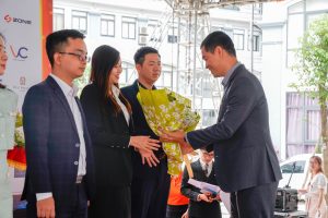 Hiệu trưởng tặng hoa cho đại diện VietnamBankers